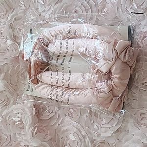 4-pc heatless curler kit. Comes with heatless curlers, hair clip & 2 hair ties